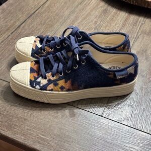 Pendleton Women's Mission Trail Navy and Tan Sneakers